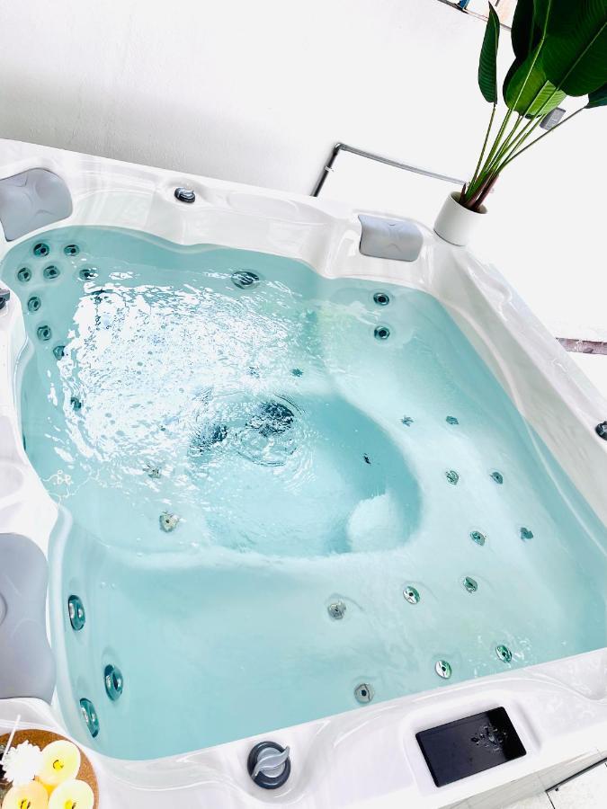 Qv Residence Langkawi - Jacuzzi, Bbq, & Steamboat กัวห์ ภายนอก รูปภาพ